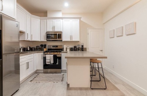 Santa Ana Apartment | 204 Broadway (1 Bedroom) · Sunny Vibes-King Canopy Bed+Balcony-6mi to Disney
