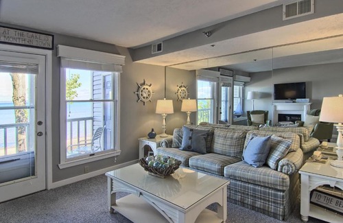 Traverse City House | 204 North Shore Inn