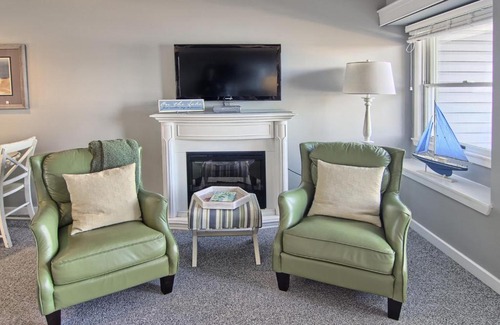 Traverse City House | 204 North Shore Inn