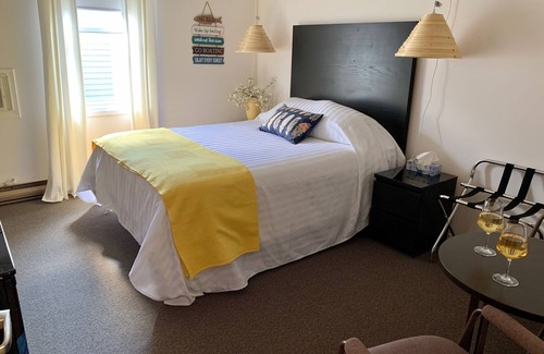 Port Elgin Hotel | 205 - Standard Rm 1 Queen Bed - 2nd Floor