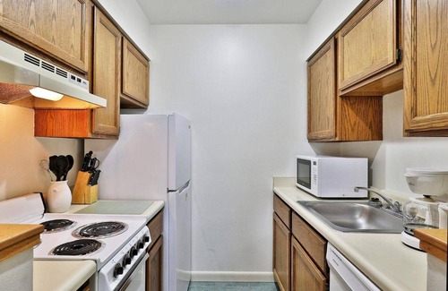 West Bridgewater Hotel | 208 Cedarbrook One bedroom Queen Suite