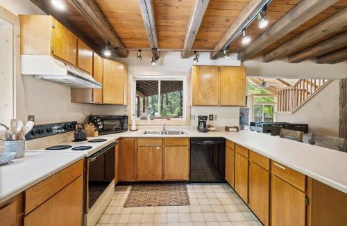 Cascade House | 208 Escape - Quiet, private, cabin on 5-acres - Trails - WiFi - Fireplace - Family Getaway