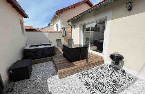 Quartier du Casino House | 20mètres Plage - Maison -Jacuzzi - Wifi - Terrasse
