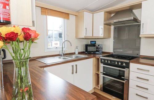 Llanllwchaiarn Cottage | 21 BAY VIEW, pet friendly, with pool in Cross Inn