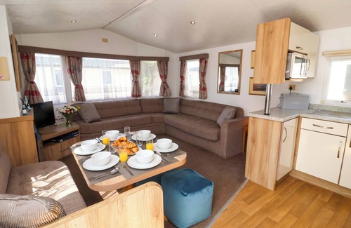 Felixstowe Cottage | 21 POPLAR AVENUE, pet friendly, with pool in Felixstowe, Suffolk