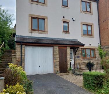 Kirkheaton House | 210 Greenlea Court