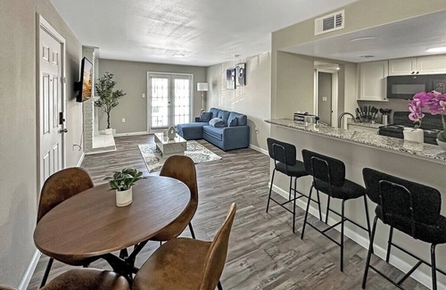 Addison Apartment | 2106 · Cozy Addison Apt, Free Park Wi-Fi, Pool & Gym