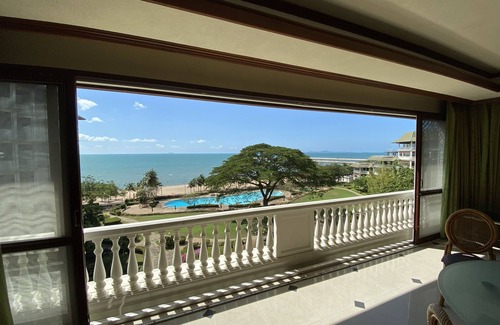 Na Chom Thian Apartment | 210sqm Beachfront Luxury just 15 mins from City