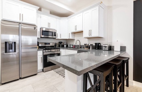 Santa Ana Apartment | 211 Broadway · Cozy & ChicꕥKing SuiteꕥNear DisneyꕥFree Parking
