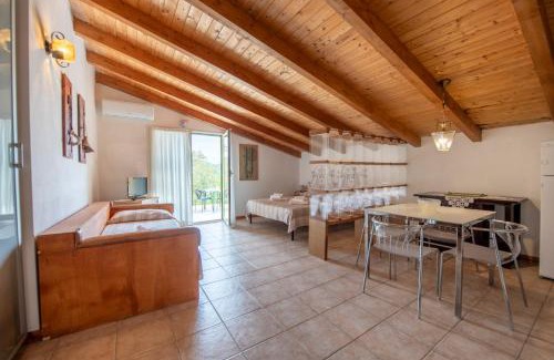 Carro Apartment | 211B - Appartamento Acacia, Terrazza Giardino e Piscina