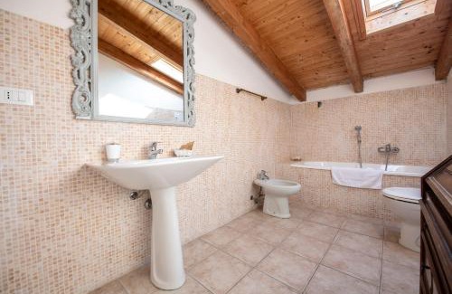 Carro Apartment | 211B - Appartamento Acacia, Terrazza Giardino e Piscina