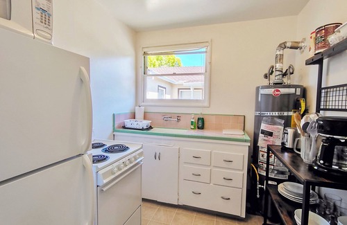 Redwood City Apartment | 214B - Cozy Studio with AC & Kitchen near Stanford