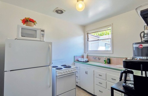 Redwood City Apartment | 214B - Cozy Studio with AC & Kitchen near Stanford