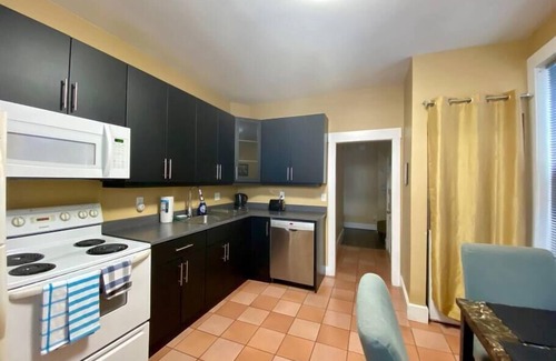 North End House | 219 Large T/House with AC in City Center
