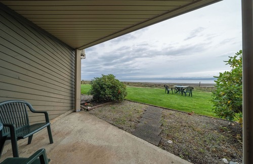 Regional District of Nanaimo Condo | #219 Lower Beach View Suite at Shorewater Resort, Qualicum Beach