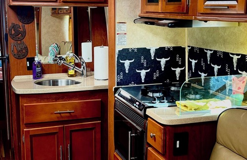 South Cleveland House | 22 acre Glamping Retreat w/ private dog park & walking trail, Cleveland TN