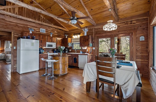 La Grange Cabin | 22 mi to Round Top Warrenton for Antique Week, 2/2 cabin on a quiet lake, Wif