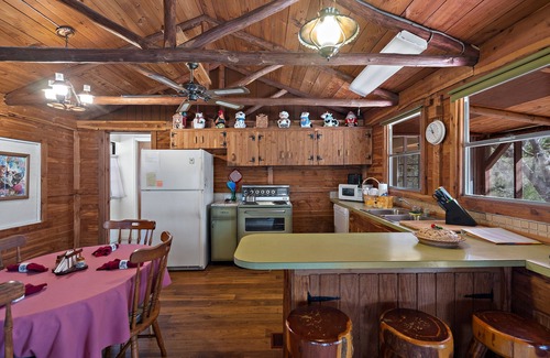 La Grange Cabin | 22 miles to Round Top, 3/2 w/trailer parking, relaxing cozy cabin w/lake, wifi