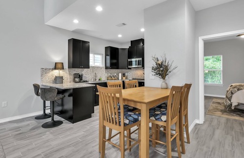 Montgomery House | 22 New Build free coffee wifi smart TV Close to lake