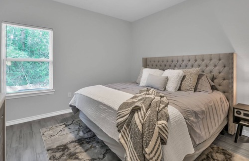 Montgomery House | 22 New Build free coffee wifi smart TV Close to lake