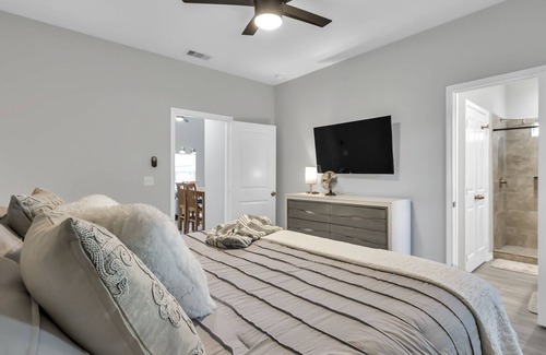 Montgomery House | 22 New Build free coffee wifi smart TV Close to lake