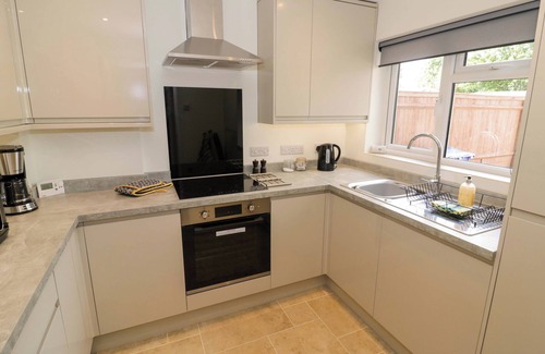 Kidlington Cottage | 22 OLD CHAPEL CLOSE, family friendly, with a garden in Kidlington