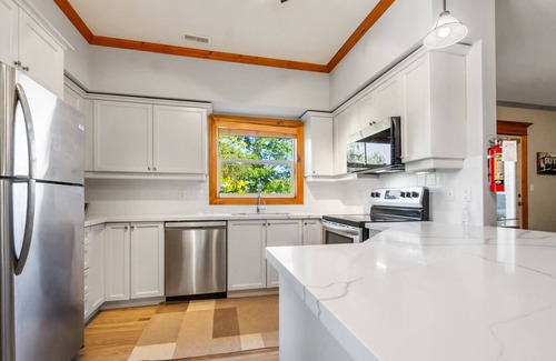 The Blue Mountains Ski Chalet | 220 Snowbridge w/Free Shuttle to Village