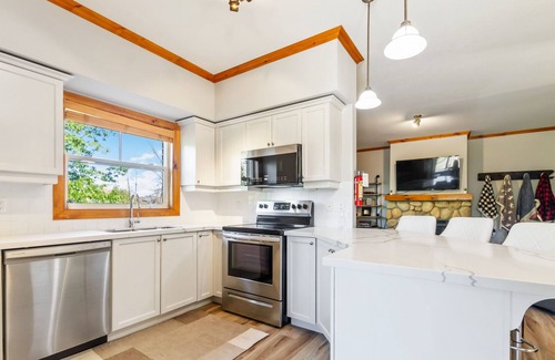 The Blue Mountains Ski Chalet | 220 Snowbridge w/Free Shuttle to Village