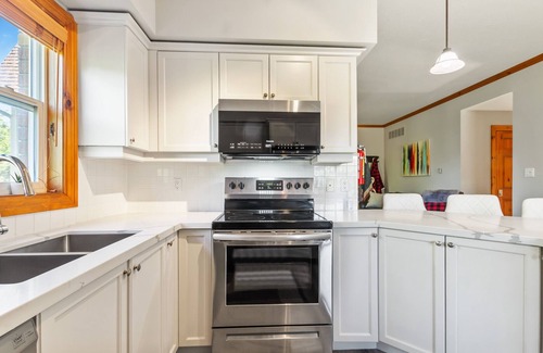 The Blue Mountains Ski Chalet | 220 Snowbridge w/Free Shuttle to Village