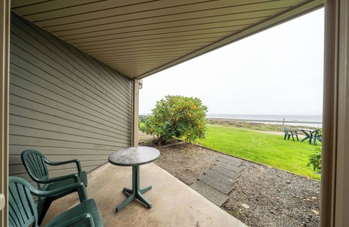 Regional District of Nanaimo Condo | #221 Lower Beach View Suite at Shorewater Resort, Qualicum Beach