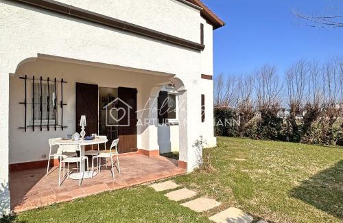 Porto Recanati Apartment | 225 - VILLAGGIO RIVA MUSONE Villa con portico e ampio giardino, climatizzata 200 mt dal mare, PULIZIA, BIANCHERIA E SPIAGGIA inclusa allo Chalet BEBO'S