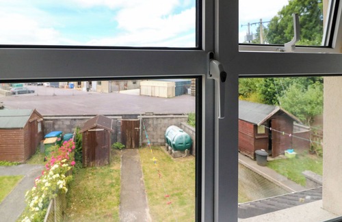 Skibbereen Cottage | 23 COIS CAOL, pet friendly, with a garden in Skibbereen, County Cork