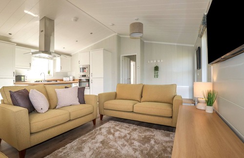 Lower Trengale Cottage | 23 MEADOW RETREAT, pet friendly, with hot tub in Dobwalls