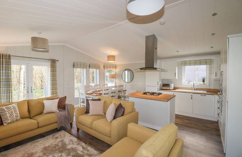 Lower Trengale Cottage | 23 MEADOW RETREAT, pet friendly, with hot tub in Dobwalls