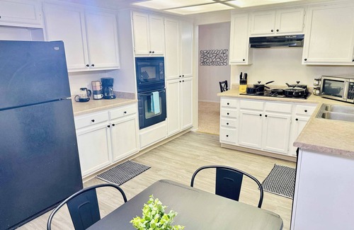 Sparks House | 23 Minutes To Tesla/9 Beds