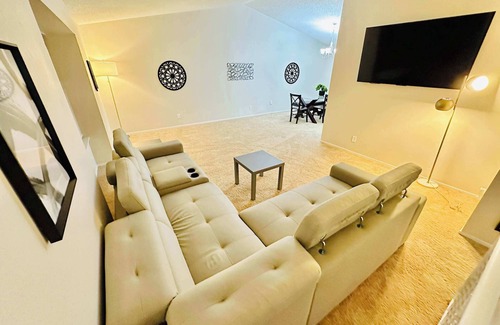 Sparks House | 23 Minutes To Tesla/9 Beds