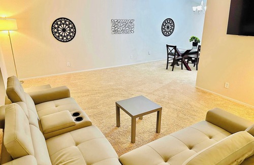 Sparks House | 23 Minutes To Tesla/9 Beds