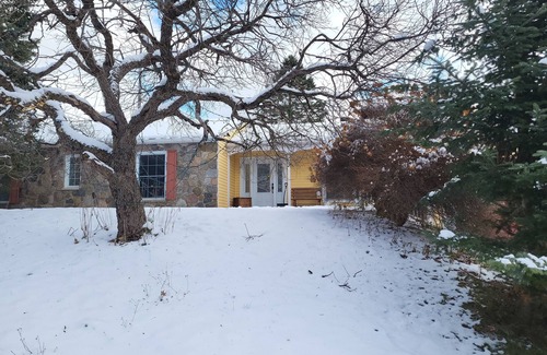 Cowansville House | 230$/night 5 Per.Charming Cottage,Wine route,int. horse event 20 min to bromont.