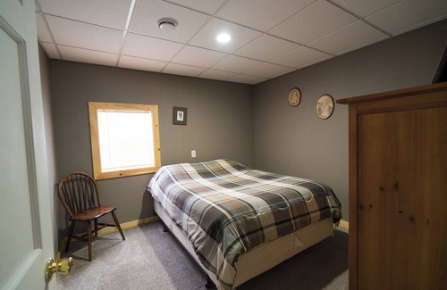 Thompsonville Cabin | 231 Lodge a mile to Crystal Mtn and closer to trails and 231 Pub