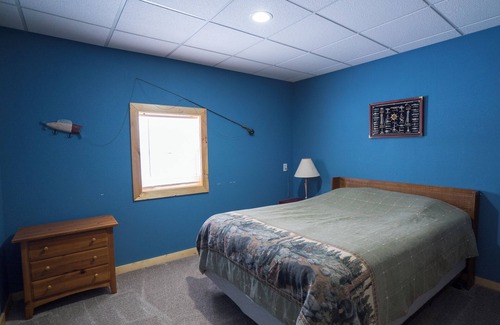 Thompsonville Cabin | 231 Lodge a mile to Crystal Mtn and closer to trails and 231 Pub
