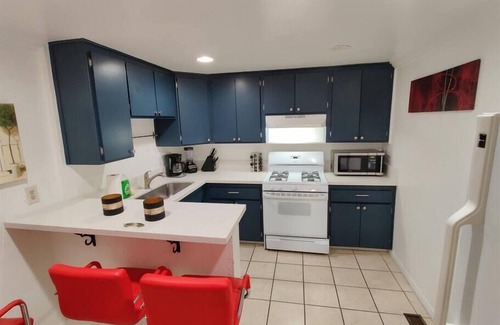 Bankers Hill House | 2330/B Comfy 2 bed dual master with Backyard!