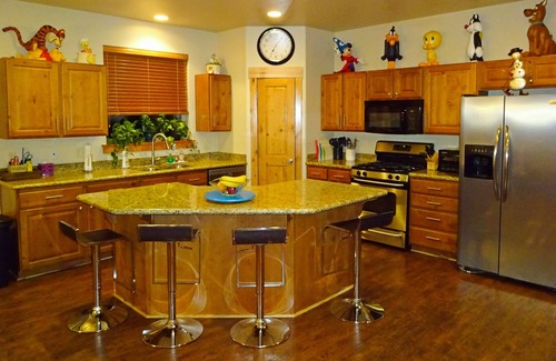 Bear Hollow Village House | 2334SF Ski Retreat-Sleeps 12 & incl. Clubhouse Amenities! Close to Everything!