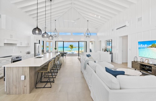 William's Town House | 23Exuma * LUXURY, TOP BEACH* Calm Waters* 5 Bedrooms, Each w/Private Bath* Pool*