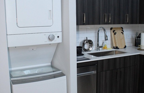 Rogers Park Apartment | 24/7 Rentals