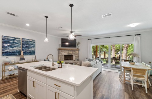 Gun Barrel City House | 24 Guest Lake Front, Hot Tub, Jet Ski, Boat Rental
