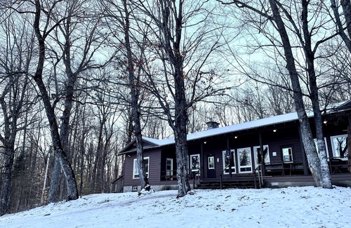 Dysart et al Cottage | 24 Guests Group Getaway House with large lawn
