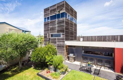 Merimbula House | 24 Hill Street- Unique 2 bedroom pet friendly home
