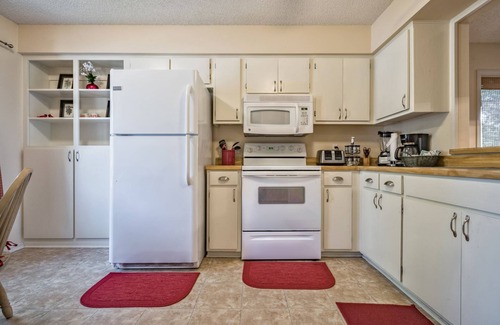 Hot Springs Village House | 24 Lindsay Lane - A nicely furnished, two bedroom, one level town home in a