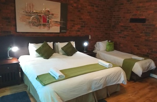 Ekurhuleni House | 24 Onvrey Guest House