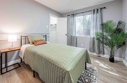 Houston House | 2431 Cozy 3BR near IAH George Bush Airport